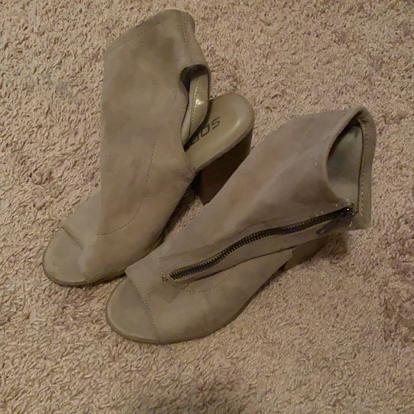 Ankle booties - Picture 3 of 3